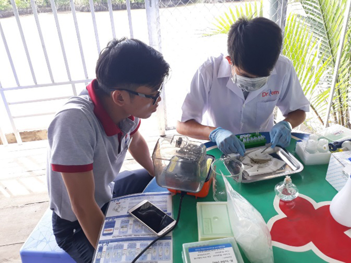 Chuyên gia Dr.Tom tiến hành xét nghiệm mẫu