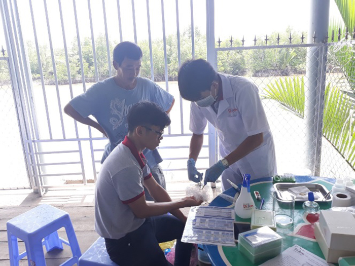 Chuyên gia Dr.Tom tiến hành xét nghiệm mẫu