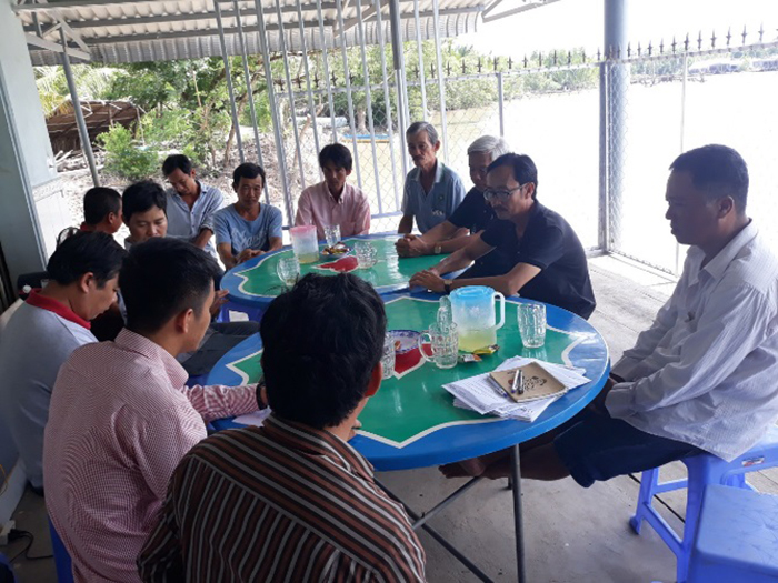 Hình ảnh bà con nuôi tôm tham gia chương trình 