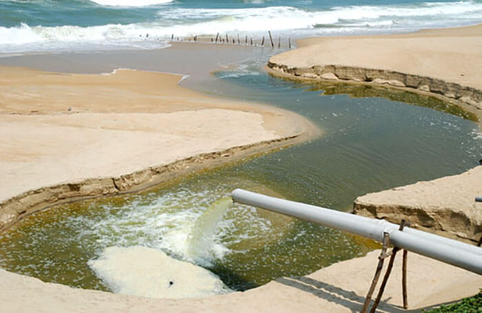 Hình ảnh nước thải nuôi tôm thải trực tiếp ra kênh ngòi gây ô nhiễm nước ao tôm
