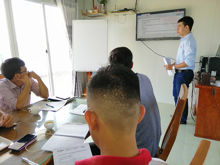 Học viên chú ý nghe chuyên gia Dr.Tom giảng dạy