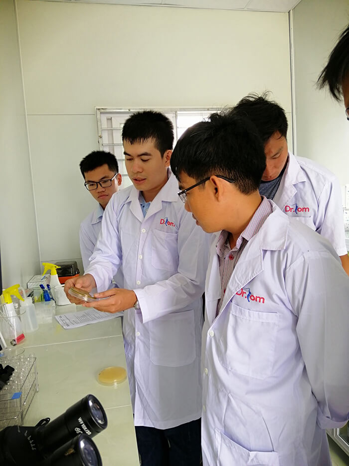 Học sử dụng thiết bị phòng lab thủy sản