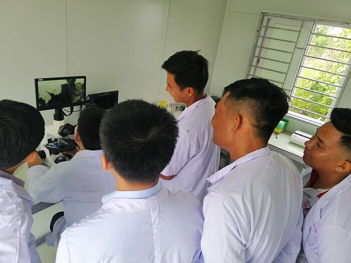 Học sử dụng thiết bị phòng lab thủy sản 1