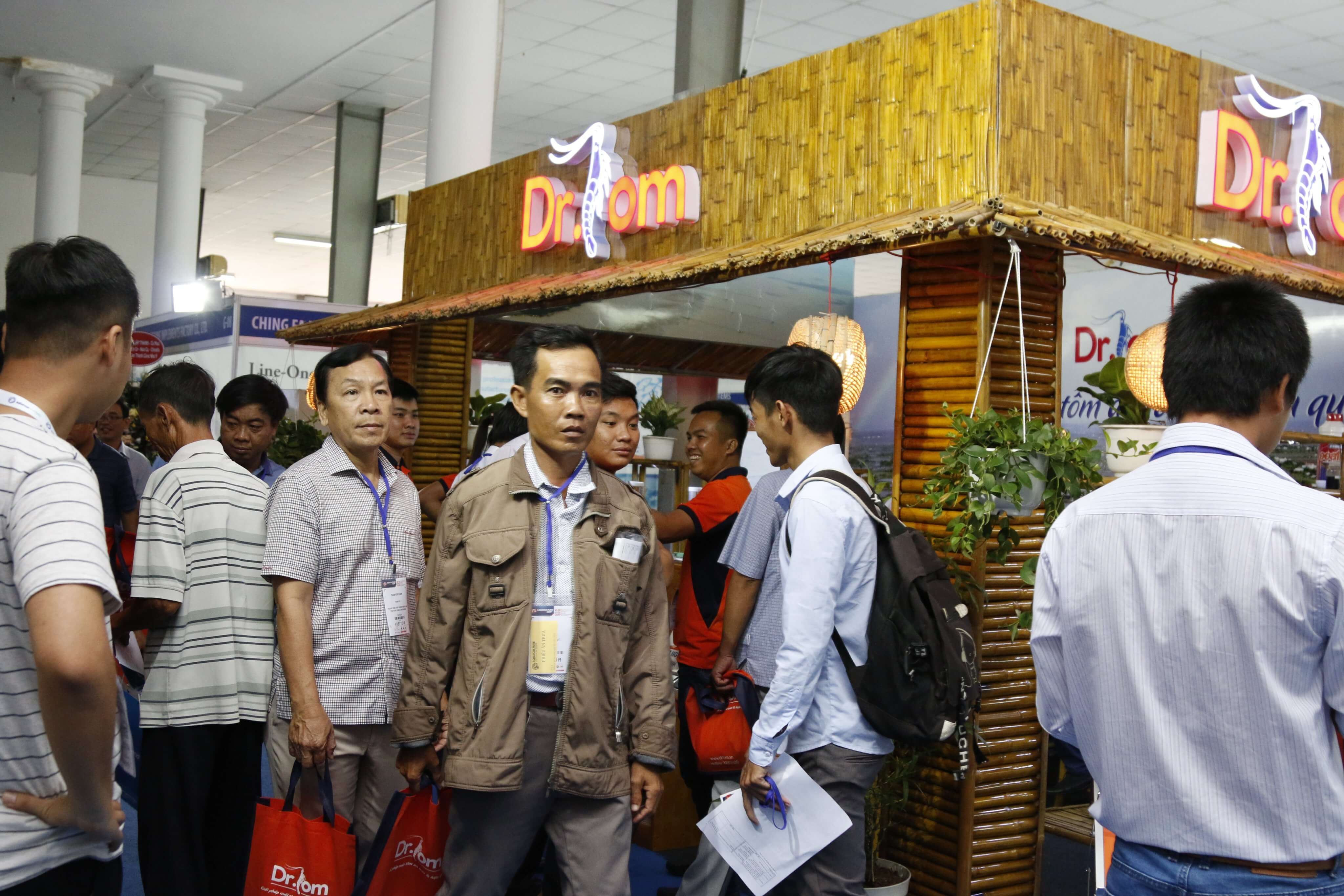 Khách hàng tại hội chợ thủy sản 